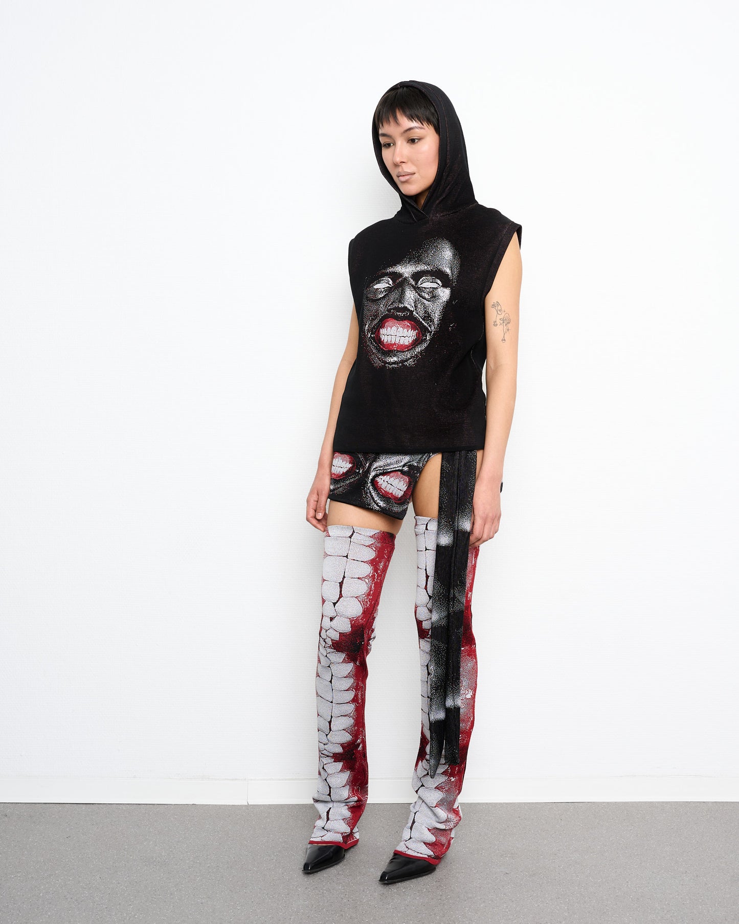 GAUGE hooded fine knit vest