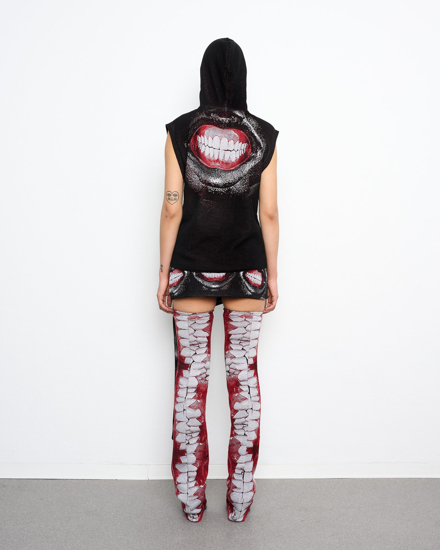 GAUGE hooded fine knit vest